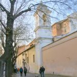 Rzym - bazylika San Clemente - boczne wejście od strony Via di San Giovanni in Laterano Rzym - bazylika San Clemente - boczne wejście od strony Via di San Giovanni in Laterano