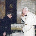 Papież Jan Paweł II pije wodę z cudownej studni