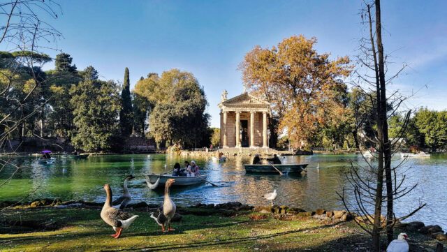 Park Villa Borghese - jeziorko ze świątynią Eskulapa