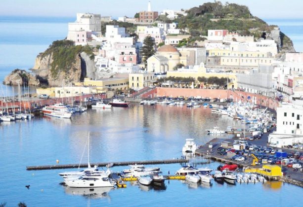 Wyspy Pontyjskie 1 Wyspy Pontyjskie - panorama portu Ponza